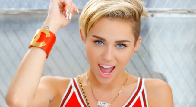 Miley Cyrus adalah salah satu seleb Hollywood yang sempat menjadi perbincangan soal perbedaan gaya rambut Miley, ia membuktikan dengan rambut pendeknya tetap modis dan konsisten tampil dengan gaya playful. Foto: Instagram, ist