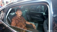 Boediono kemudian segera beranjak dari Gedung Merah Putih KPK. Dia menumpangi mobil Infiniti M37 hitam berpelat nopol B 1986 RFJ.