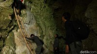Menjelajahi gua pun dapat menjadi pilihan untuk mengisi liburan. Mulut gua dapat dimasuki dan terus dijelajahi hingga ke puncak gunung karst (Muhammad Bakri/detikTravel)