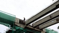 Pengerjaan dari proyek kereta ringan ini masih sesuai dengan rencana. Sebelumnya, pengoperasian LRT Jakarta ini ditarget lebih cepat selesai bulan Juli 2018.