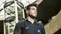 Dengan tinggi 1,87, berparas tampan, dan berbadan tegap akan menghipnotis siapapun yang memandangnya di stasiun.(guilhermeleaoficial/Instagram)