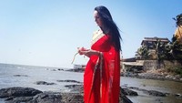 Ekaterina terlihat cantik mengenakan sari. Ini saat dia berada di Mumbai, India. (Instagram/Ekaterina Lisina)