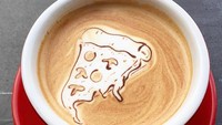 Menuliskan Two of my favorit this in one pic, ternyata Nikita sangat gemar menikmati secangkir kopi dan juga pizza lho. Tapi banyak dari netizen yang salah fokus ke latte art berbentuk pizza. Foto: Instagram Nikita Willy