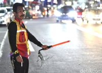 Begini Keseharian Babeh Kumis si Juru Parkir Jujur