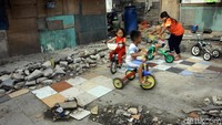 Anak-anak bermain dikawasan Kampung Akuarium. Sandiaga menuturkan juga bahwa Ibukota kini memiliki 16 kawasan kumuh yang akan menjadi prioritas penataan dalam waktu dekat. 