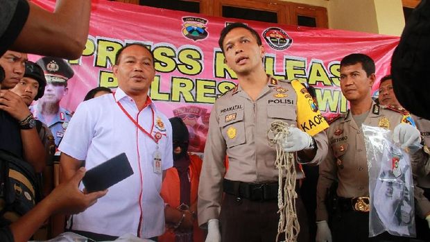 Polisi memperlihatkan barang bukti