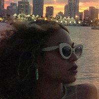 Kacamata bergaya cat-eye melengkapi gaya penyanyi yang beberapa bulan lalu melahirkan anak kembar itu. (Foto: Beyonce.com)