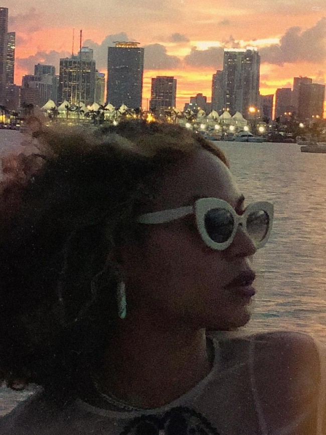 Kacamata bergaya cat-eye melengkapi gaya penyanyi yang beberapa bulan lalu melahirkan anak kembar itu. (Foto: Beyonce.com)