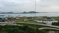 Beberapa warung miliki warga sekitar berjajar di belakang dan di depan menara. Kamu bisa ngopi sambil menikmati hamparan perairan Lampung dan ruas-ruas tol yang sudah dibangun rapih. (Bonauli/detikTravel)