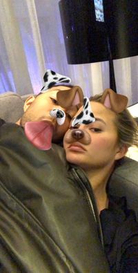 Harus ke Bandara Awal Usai 8 Jam Penerbangan, Chrissy Teigen 'Dihibur' Ramen