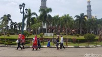 Selain itu, Masjid Kubah Emas ini menyediakan aula untuk sarana pengunjung masjid sekadar beristirahat, toko makanan, vila, dan butik pakaian. (Zunita Amalia Putri/detikcom)