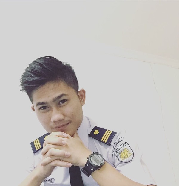 Kaszak, masinis berdarah Minang ini juga masuk dalam daftar masinis ganteng. Dia bergabung dengan PT KAI sejak 2015. (kaszak96/Instagram)
