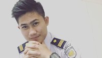 Kaszak, masinis berdarah Minang ini juga masuk dalam daftar masinis ganteng. Dia bergabung dengan PT KAI sejak 2015. (kaszak96/Instagram)
