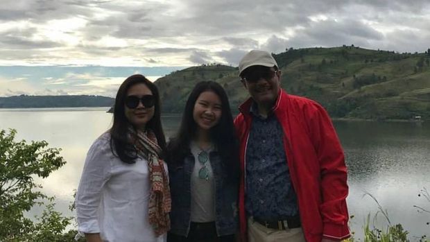 Ini Gaya Djarot dan Keluarga Liburan di Danau Toba