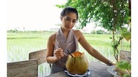 Aduh, makin kesini makin cantik! Nikita sedang menikmati kelapa muda langsung dalam batoknya. Sedang ada dimana ya? Foto: Instagram Nikita Willy