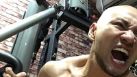 Sempat sebelumnya membuat sebuah program diet dengan metode OCD, Deddy Corbuzier kini ketagihan hidup sehat. Terobosannya pun menginspirasi banyak orang. Om ga ada niat buat buku tentang membentuk dan memperbesar muscle yang sehat dan benar?, ujar salah satu followersnya. Foto: Instagram @mastercorbuzier