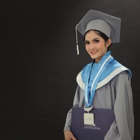 Baby Niken merupakan eks personel Dewi-Dewi yang belum lama ini berhasil menyandang gelar Sarjana Ilmu Komunikasi dari Universitas Paramadina. Foto: Instagram