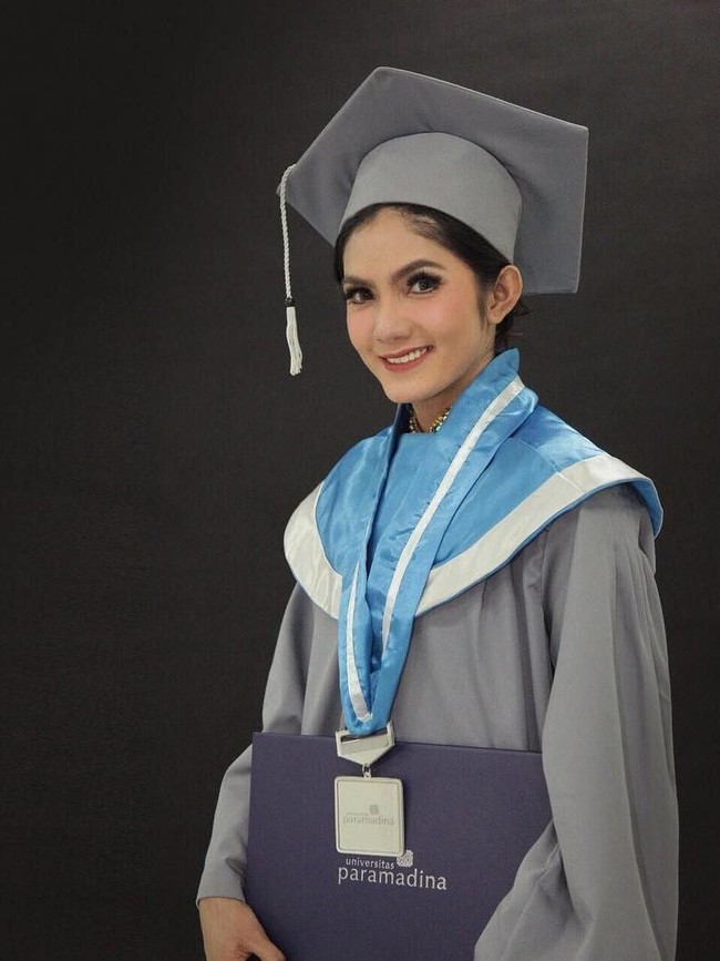 Baby Niken merupakan eks personel Dewi-Dewi yang belum lama ini berhasil menyandang gelar Sarjana Ilmu Komunikasi dari Universitas Paramadina. Foto: Instagram