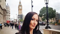 Lewat Instagram, Ekaterina kerap pamer berbagai gaya liburannya. Ini Ekaterina saat berpose di depan Big Ben, landmark paling tersohor di Kota London dan seantero Inggris. (Instagram/Ekaterina Lisina)