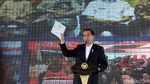 Potret Jokowi Bagi Sertifikat yang Disebut Amien Rais Ngibul