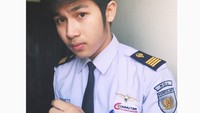 Cowok berdarah Minang ini juga dijuluki masinis tampan oleh para gadis-gadis dan ibu-ibu yang sering naik KRL. (jevisantosa/Instagram)