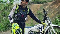 Suami Donna Agnesia ini juga hobi naik motor trail lho. (Foto: instagram/darius_sinathrya)