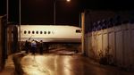 Terhempas Angin, Private Jet Tabrak Pagar dan Nuncep di Dinding