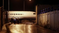 Berdasarkan laporan dari media lokal setempat, pesawat tersebut awalnya sedang diparkir di apron/Foto: REUTERS/Darrin Zammit Lupi