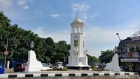 Tugu Maung Bandung selanjutnya dapat ditemui di simpang Astanaanyar-Otto Iskandardinata (Pasar Lilin Tegalega). Berbeda dengan yang pertama, tugu di tempat ini cukup besar.