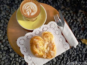 Jacob Koffie Huis: Menikmati Latte dan Pastry Almond di Kedai Kopi Homey
