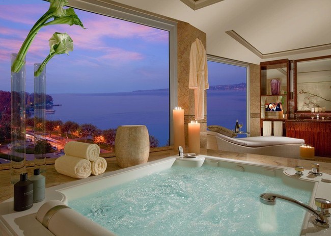 Setiap jendela kamar suite menggunakan kaca anti peluru, sehingga keamanan para tamu lebih terjamin.  Foto: Dok. Elite Readers