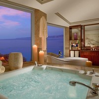 Setiap jendela kamar suite menggunakan kaca anti peluru, sehingga keamanan para tamu lebih terjamin.  Foto: Dok. Elite Readers