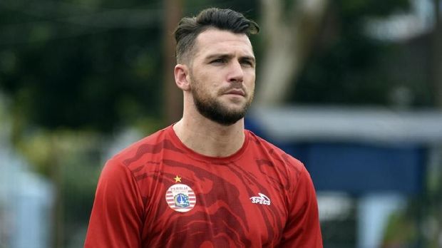 Marko Simic dihukum empat kali larangan bermain setelah dianggap terbukti sengaja menyikut Ian Louis Kabes. (