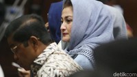 Beberapa kali Idrus tampak berbincang dengan Deisti.
