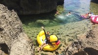 Byurr, pria berumur 25 tahun ini senang berenang di pulau-pulau lho. Foto: Instagram @jojosuherman