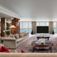 Diketahui sebagai salah satu hotel yang memiliki harga sewa kamar termahal di dunia, hotel di Lake Geneva, Swiss, ini jadi pilihan banyak selebriti untuk berlibur. Mulai dari Bill Gates hingga Rihanna. Foto: Dok. Elite Readers