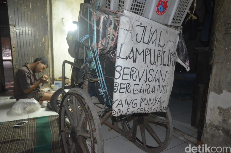 Kisah Andri Dokter Lampu Berkursi Roda di Cirebon Kisah Andri Dokter Lampu Berkursi Roda di Cirebon