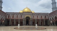 Sesuai namanya, kubah di masjid ini berlapis emas. Menurut cerita sang pemilik, masjid megah ini dimaksudkan untuk menyentuh hati dan mengingatkan umat Muslim akan kebesaran Allah SWT. Zunita Amalia Putri/detikcom  