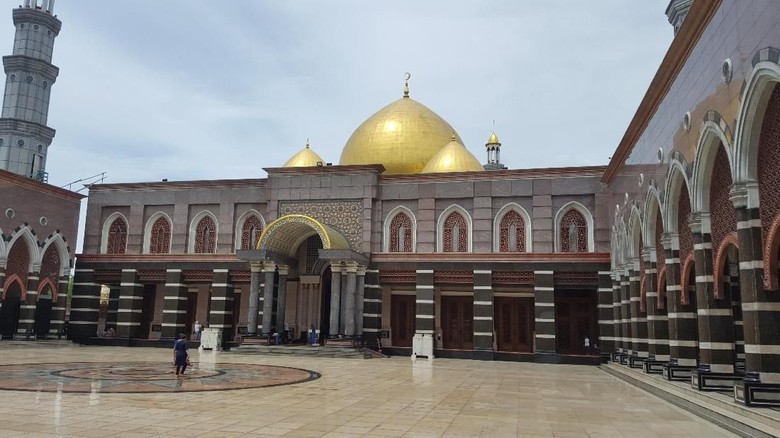 Melihat Indahnya Masjid  Kubah  Emas  di Depok 