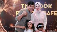 Indra Bekti dan sang istri, Aldilla Jelita, bersama kedua buah hatinya saat merayakan ulang tahun Indra di kawasan Senopati, Jakarta Selatan pada Kamis (28/12). Pool/Palevi S/detikFoto.