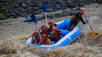 Foto: Aktivitas memompa adrenalin, berupa rafting di Sungai Serayu, Banjarnegara bisa traveler coba untuk liburan penutup tahun ini. Dijamin, keseruannya akan maksimal! (Uje Hartono/detikTravel)