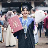 Aktris Herfiza Novianti berhasil mewujudkan impiannya dengan menyelesaikan pendidikan S-2 di Institut Pertanian Bogor. Setelah menyandang gelar Magister pada Januari 2017 lalu, kini Herfiza menjadi dosen di Universitas Moestopo Jakarta. Foto: Instagram