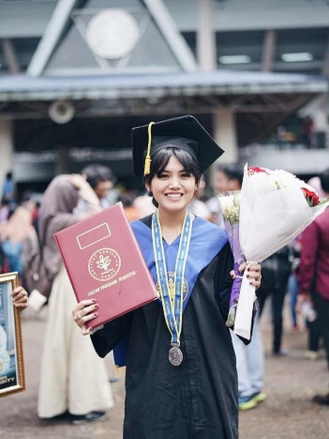 Aktris Herfiza Novianti berhasil mewujudkan impiannya dengan menyelesaikan pendidikan S-2 di Institut Pertanian Bogor. Setelah menyandang gelar Magister pada Januari 2017 lalu, kini Herfiza menjadi dosen di Universitas Moestopo Jakarta. Foto: Instagram