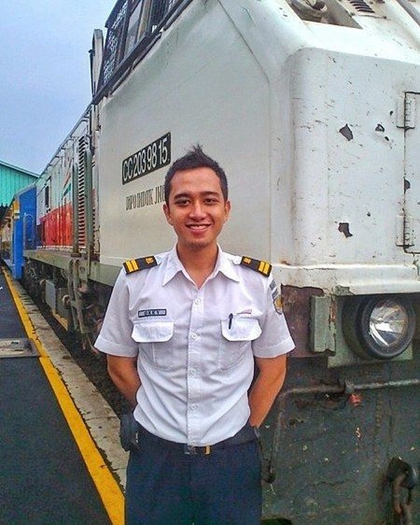 Dikumpulkan detikTravel dari beragam informasi, dia bergabung menjadi karyawan PT KAI semenjak 2010. (okkyastanto/Instagram) Dikumpulkan detikTravel dari beragam informasi, dia bergabung menjadi karyawan PT KAI semenjak 2010. (okkyastanto/Instagram)