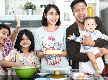 Kompaknya Keluarga Arie Untung dan Fenita