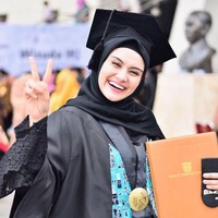 Zee Zee Shahab baru saja mmenyelesaikan pendidikan master di Institut Kesenian Jakarta dengan predikat Cum Laude. Saat diwisuda, Zee Zee yang meraih gelar Magister Seni (M.sn) dalam waktu kurang dari dua tahun itu mengenakan busana serba hitam, termasuk jilbabnya. Foto: Instagram