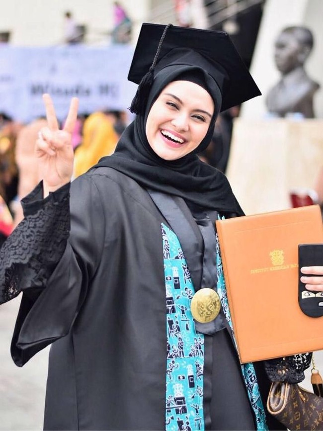 Zee Zee Shahab baru saja mmenyelesaikan pendidikan master di Institut Kesenian Jakarta dengan predikat Cum Laude. Saat diwisuda, Zee Zee yang meraih gelar Magister Seni (M.sn) dalam waktu kurang dari dua tahun itu mengenakan busana serba hitam, termasuk jilbabnya. Foto: Instagram