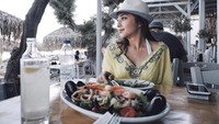 Pemain film Gasing Tengkorak ini ternyata juga senang bergaya dengan makananya ketika liburan. Dengan mengenakan pakaian santai, Nikita pun terlihat sedang menyantap makanan di pinggir pantai Yunani. Foto: Instagram Nikita Willy