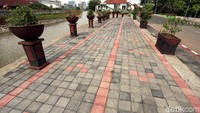 Trotoarnya juga lebar.