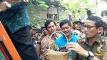 Foto: Aksi Sandi Panen Anggur Warga di Cempaka Putih